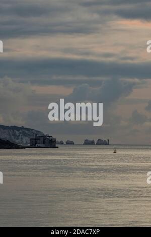 Der Needles Leuchtturm auf der Insel wight, uk bei Sonnenuntergang mit Fort albert im Vordergrund. Stockfoto