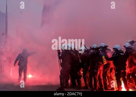 Warschau, Polen. November 2020. Vor der Barrikade der Polizei steht ein einiziger Mann. Während des unabhängigkeitsmarsches in Warschau. Trotz des Versammlungsverbots kam fast die gesamte Gemeinschaft von Nationalisten, Neofaschisten und Fußballfans nach Warschau. Es kam zu Zusammenstößen zwischen den Teilnehmern des marsches und der Polizei. Kredit: Grzegorz Banaszak/ZUMA Wire/Alamy Live Nachrichten Stockfoto