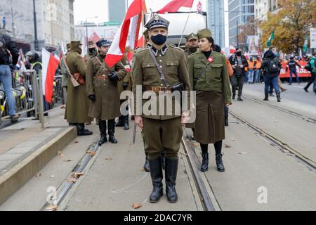 Warschau, Polen. November 2020. Ein weiterer Unabhängigkeitsmarsch fand in Warschau statt. Trotz des Versammlungsverbots kam fast die gesamte Gemeinschaft von Nationalisten, Neofaschisten und Fußballfans nach Warschau. Es gab Auseinandersetzungen zwischen den Teilnehmern des marsches und der Polizei. Kredit: Grzegorz Banaszak/ZUMA Wire/Alamy Live Nachrichten Stockfoto