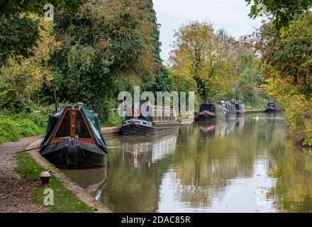 Traditionelle schmale Boote, die auf dem Abschleppweg des Grand Union Kanals in Braunston in northamptonshire, großbritannien, festgemacht sind. Stockfoto