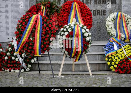 Bukarest, Rumänien - 11. November 2020: Details mit rumänischen Begräbniskränzen an einem Kriegsdenkmal. Stockfoto