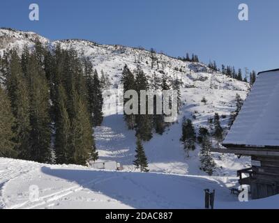 Sonniger Wintertag auf der Hütteneck Alm Stockfoto