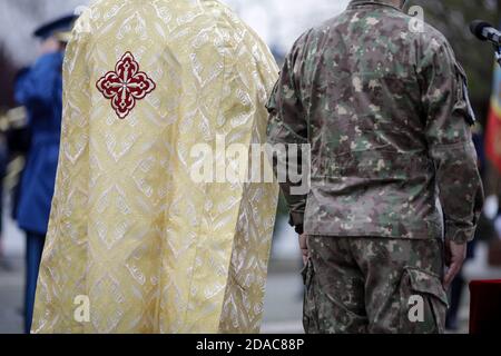 Bukarest, Rumänien - 11. November 2020: Der rumänische Armeepriester (christlich-orthodox) hält während einer öffentlichen Zeremonie Gottesdienst. Stockfoto