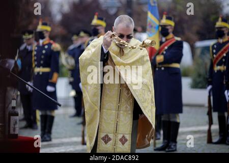 Bukarest, Rumänien - 11. November 2020: Der rumänische Armeepriester (christlich-orthodox) hält während einer öffentlichen Zeremonie Gottesdienst. Stockfoto