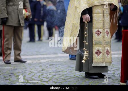 Bukarest, Rumänien - 11. November 2020: Der rumänische Armeepriester (christlich-orthodox) hält während einer öffentlichen Zeremonie Gottesdienst. Stockfoto