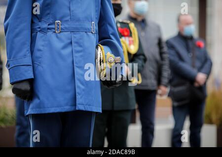 Bukarest, Rumänien - 11. November 2020: Details eines rumänischen Armeeoffiziers, der während eines stillen Gebets seine Dienstmütze hält. Stockfoto