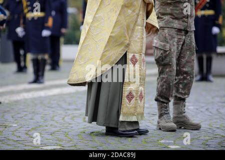 Bukarest, Rumänien - 11. November 2020: Der rumänische Armeepriester (christlich-orthodox) hält während einer öffentlichen Zeremonie Gottesdienst. Stockfoto