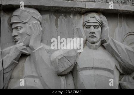 Bukarest, Rumänien - 11. November 2020: Details eines Kriegs-Gedenkdenkmals, das rumänische Soldaten darstellt. Stockfoto
