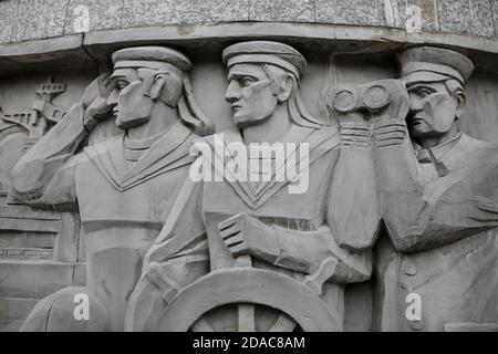 Bukarest, Rumänien - 11. November 2020: Details eines Kriegs-Gedenkdenkmals, das rumänische Soldaten darstellt. Stockfoto