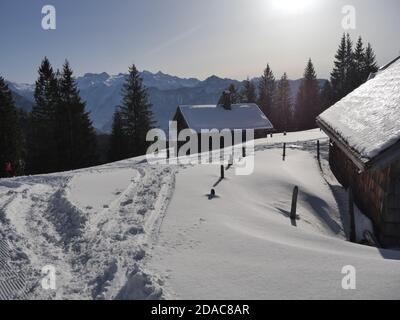 Sonniger Wintertag auf der Hütteneck Alm Stockfoto