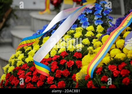 Bukarest, Rumänien - 11. November 2020: Details mit rumänischen Begräbniskränzen an einem Kriegsdenkmal. Stockfoto