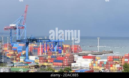 Frachtcontainer-Terminal im Seehafen. Logistische Landschaft mit Stapeln von bunten Containern. Bedeckter Himmel nach Sturm im Seehafen Odessa, Ukraine Stockfoto