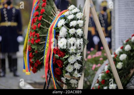 Bukarest, Rumänien - 11. November 2020: Details mit rumänischen Begräbniskränzen an einem Kriegsdenkmal. Stockfoto