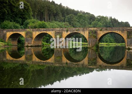 Brücke über den Semois Stockfoto