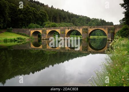 Brücke über den Semois Stockfoto