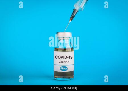Coronavirus-Impfstoff-Konzept und Hintergrund. Neuer Impfstoff pfizer isoliert auf blauem Hintergrund. Covid-19, 2019-NCoV Pandemie. Stockfoto