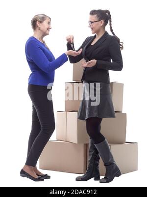 In vollem Wachstum. Immobilienmakler Übergabe Schlüssel zu einer glücklichen Frau Stockfoto