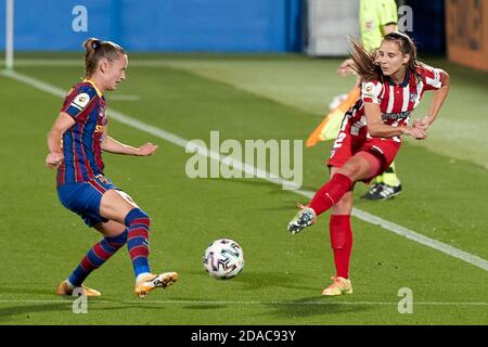 Barcelona, Spanien. November 2020. Graham Hansen vom FC Barcelona im Einsatz mit Kylie Strom vom Atletico de Madrid während des Primera Iberdrola-Spiels zwischen dem FC Barcelona und Atletico de Madrid im Johan Cruyff Stadion in Barcelona, Spanien. Quelle: David Ramirez/DAX/ZUMA Wire/Alamy Live News Stockfoto