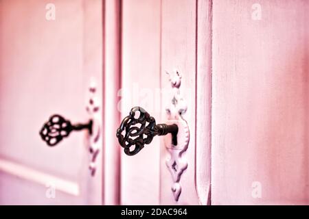 Rosa vintage antike Türen mit alten Skelett Schlüssel in Schloss Holzhintergrund Textur, Retro-Design Stockfoto