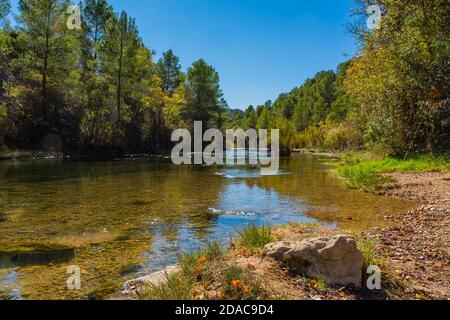 Cabriel Flusses mit kristallklarem Wasser und von grüner Vegetation in den Bergen von Albacete, Spanien umgeben Stockfoto