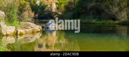 Cabriel Flusses mit kristallklarem Wasser und von grüner Vegetation in den Bergen von Albacete, Spanien umgeben Stockfoto