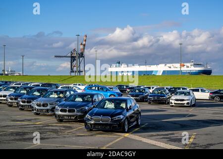 Neue BMW Autos für den Export am Seehafenterminal in Cuxhaven, Deutschland Stockfoto