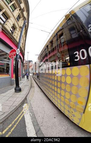 Eine Metrolink-Straßenbahn in der Back Turner Street in Manchester. Die U-Bahn ist ein günstiges Transportsystem für die Fortbewegung in der Stadt Manchester. Stockfoto
