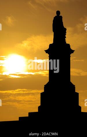 Statue des Vizeadmiral Lord Collingwood von Trafalgar in Tynemouth Skulptur von John Graham Lough mit der Basis entworfen von John Dobson Stockfoto