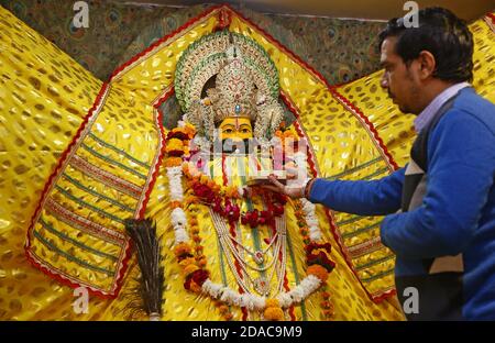 Beawar, Rajasthan, Indien, 11. November 2020: Hinduistische Anhänger bieten Gebete in Khatu Shyam Tempel anlässlich von Rama Ekadashi in Beawar. Der weltberühmte Shyam-Tempel von Khatu im Sikar-Bezirk wurde heute nach einer langen Lücke von 236 Tagen inmitten einer Coronavirus-Pandemie wieder eröffnet. Shyam ist die Form von Lord Krishna. Kredit: Sumit Saraswat/Alamy Live Nachrichten Stockfoto