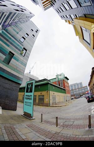 Blick aus der High St im nördlichen Viertel von Manchester, vorbei am Holiday Inn Express Hotel auf der linken Seite; Crowne Plaza Hotel dahinter. Stockfoto