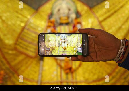 Beawar, Rajasthan, Indien, 11. November 2020: Ein Anhänger klickt auf das Bild des Hindu-gottes Khatu Shyam anlässlich von Rama Ekadashi in Beawar. Weltberühmter Tempel Khatu Shyam befindet sich in Sikar Bezirk in Rajasthan, heute nach einer langen Lücke von 236 Tagen inmitten Coronavirus Pandemie wieder geöffnet. Shyam ist die Form von Lord Krishna. Kredit: Sumit Saraswat/Alamy Live Nachrichten Stockfoto