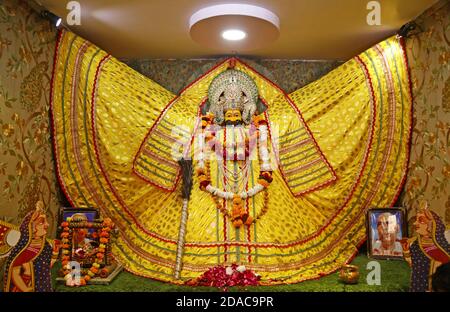 Beawar, Rajasthan, Indien, 11. November 2020: Idol des Hindu-gottes Khatu Shyam in einem Tempel anlässlich von Rama Ekadashi in Beawar. Weltberühmter Tempel Khatu Shyam befindet sich in Sikar Bezirk in Rajasthan, heute nach einer langen Lücke von 236 Tagen inmitten Coronavirus Pandemie wieder geöffnet. Shyam ist die Form von Lord Krishna. Kredit: Sumit Saraswat/Alamy Live Nachrichten Stockfoto