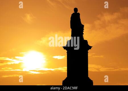 Statue von Vice Admiral Lord Collingwood in Tynemouth geschnitzt von John Graham Lough mit der von John Dobson entworfenen Basis Stockfoto