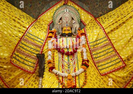 Beawar, Rajasthan, Indien, 11. November 2020: Idol des Hindu-gottes Khatu Shyam in einem Tempel anlässlich von Rama Ekadashi in Beawar. Weltberühmter Tempel Khatu Shyam befindet sich in Sikar Bezirk in Rajasthan, heute nach einer langen Lücke von 236 Tagen inmitten Coronavirus Pandemie wieder geöffnet. Shyam ist die Form von Lord Krishna. Kredit: Sumit Saraswat/Alamy Live Nachrichten Stockfoto