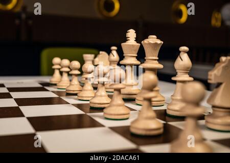 Spielen Sie alten Schachbaum auf einem Elfenbein karierten Brett, weiß und rook Stücke, Königinnen und Könige, Pferde Tisch im Dunkeln, stilvoll für Werbedesign. Stockfoto