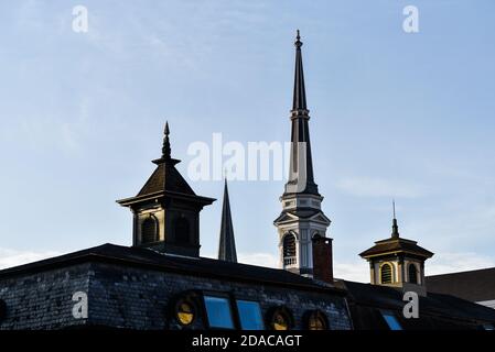 Dachansicht zeigt die Unterschiede zwischen Kuppeln und Kirchtürmen, in Montpelier, der Hauptstadt von Vermont, Neuengland, USA. Stockfoto