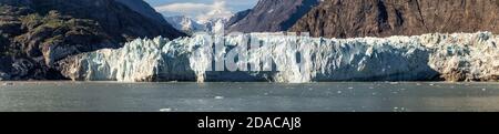 Panoramablick auf den Margerie Gletscher im Glacier Bay National Park und Preserve, Alaska, USA. Schneebedeckte Berggipfel und wolkig blauer Himmel in der b Stockfoto