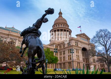 Austin, TX--Cowboy-Gedenkstatue Mai Künstler Constance Whitney Warren gegründet im Jahr 1952 sitzen vor dem Texas Capitol Gebäude in der Innenstadt von Au Stockfoto