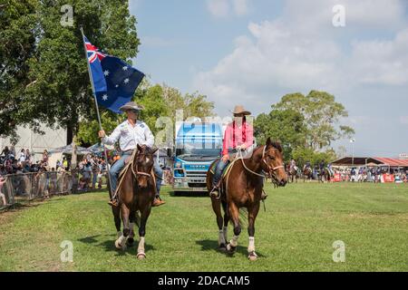 Darwin, NT, Australien-27,2018. Juli: Pferdeparade mit Zuschauern und Reitern mit Flagge bei der Darwin Show im Northern Territory von Australien Stockfoto