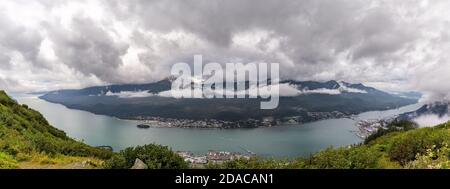 Panoramablick auf den Hafen von Gastineau Kanal, Hafen von Juneau und Berge mit Wolken von der Spitze des Berges Roberts in Alaska bedeckt. Stockfoto