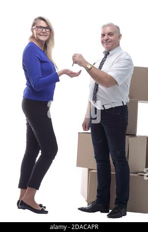 In vollem Wachstum. Immobilienmakler, der Schlüssel an einen glücklichen Käufer übergibt Stockfoto