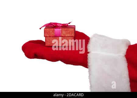 Die Hand des Weihnachtsmannes hält eine rote Schachtel mit einem Band. Weihnachtsgeschenk Konzept. Isoliert auf weißem Hintergrund. Stockfoto
