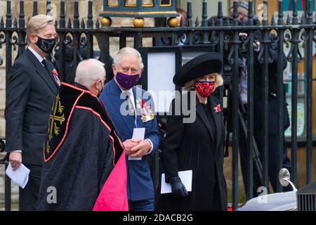 Royals HRH Prince Charles und Camilla Parker Bowles verlassen Westminster Abbey nach der Zeremonie des Gedenktages 11-11-2020 London, großbritannien Stockfoto