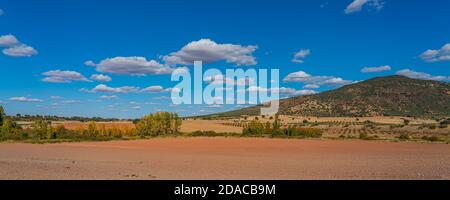 Panoramablick über die Landschaft mit Feldern, blauem Himmel, schönen Wolken von La Mancha, Spanien Stockfoto