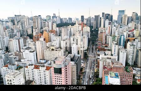 Luftaufnahme von 9 de Julho Avenue, Handels-und Wohngebäude in der Innenstadt in Sao Paulo Stadt, Brasilien. Stockfoto