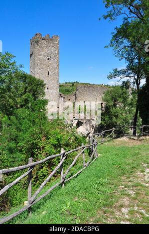 Momjan Castle auch bekannt als Rota Castle (Burg von Momiano) Alte Burgruine in Momiano Stadt, Istrien, Kroatien Stockfoto