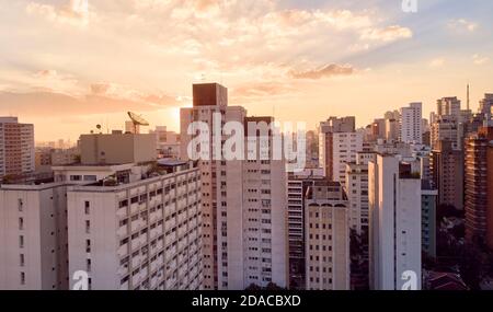 Gebäude in der Bela Vista Nachbarschaft bei Sonnenuntergang. In der Nähe der Avenida Paulista, Sao Paulo Stadt, Brasilien. Stockfoto