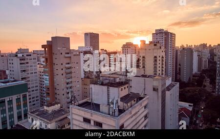 Gebäude in der Bela Vista Nachbarschaft bei Sonnenuntergang. In der Nähe der Avenida Paulista, Sao Paulo Stadt, Brasilien. Stockfoto