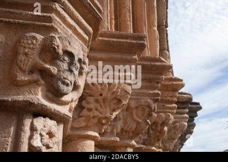 Kirche Santa Maria de Altagracia. Südliches gotisches Gebäude aus dem 15. Jahrhundert in Jaraiz de la Vera, Caceres, Extremadura, Spanien. Südtür Stockfoto