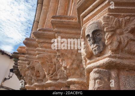 Kirche Santa Maria de Altagracia. Südliches gotisches Gebäude aus dem 15. Jahrhundert in Jaraiz de la Vera, Caceres, Extremadura, Spanien. Südtür Stockfoto